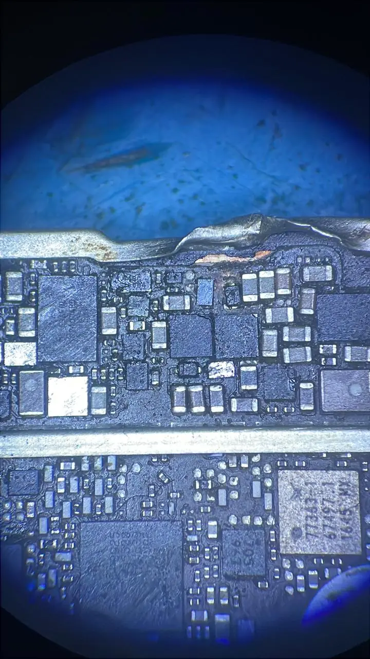 Placa electrónica en proceso de reparación