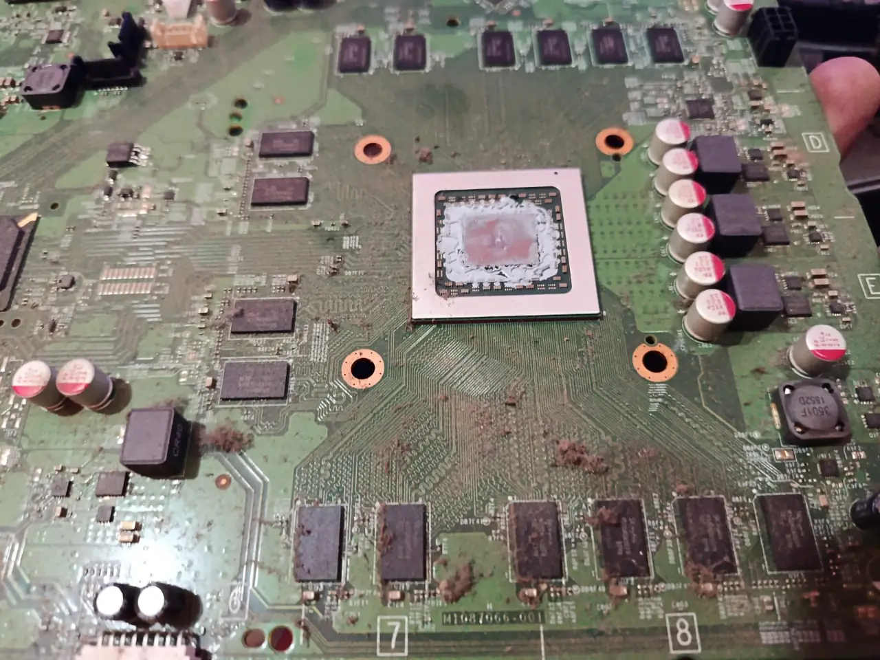 Placa de equipo electrónico en mantenimiento