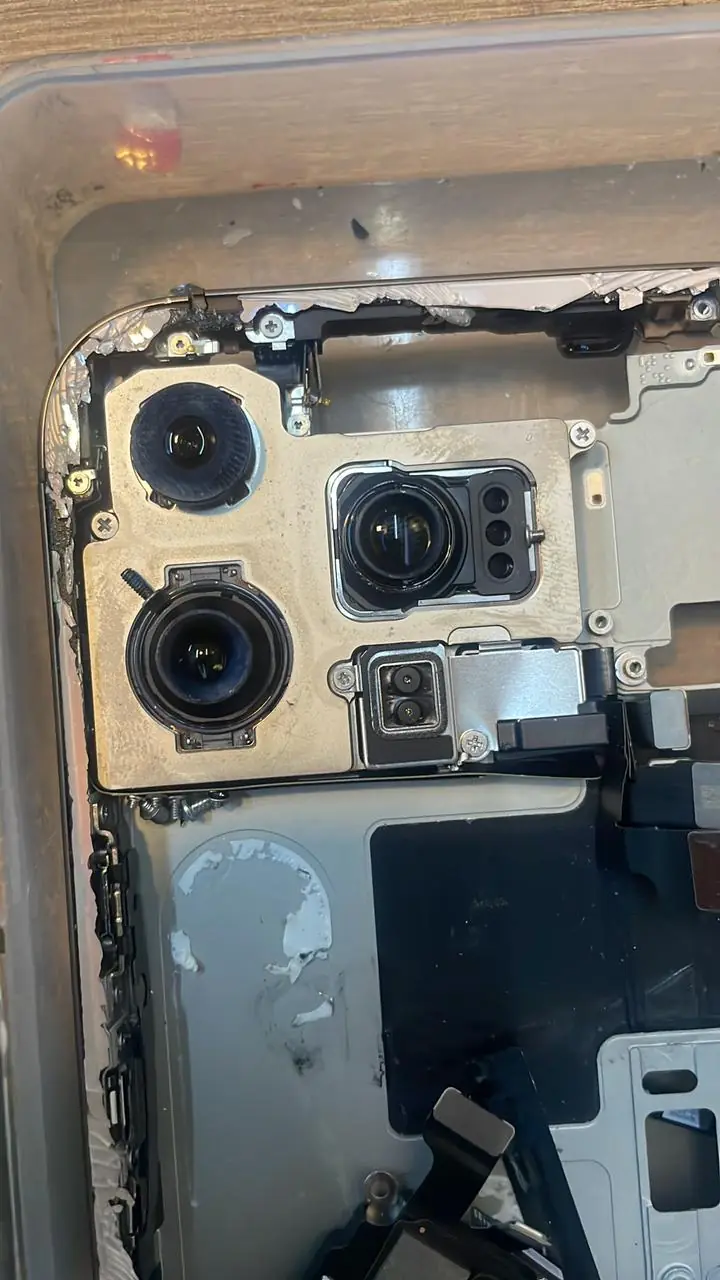 Interior de smartphone durante reparación